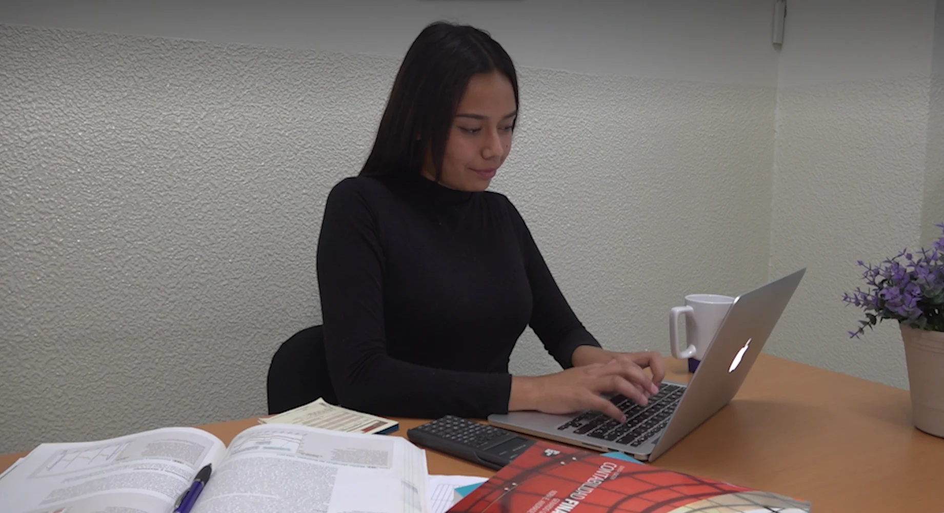 Foto real de estudiantes de Especialidad en Seguridad Pública en línea
