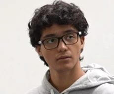 Foto real de estudiante de Bachillerato en línea