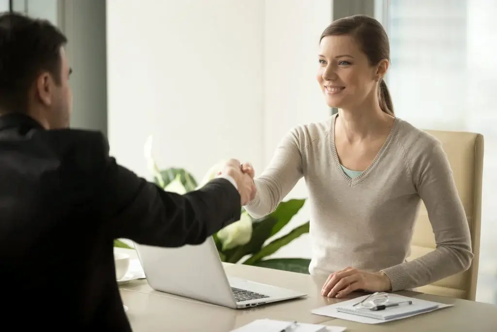 Estudiantes de Relaciones Comerciales y Ventas en línea